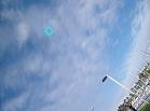 水色の丸中にある、はるか上空を飛ぶ凧。この写真中では、わずか1ドットでしか表現できず。