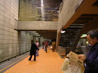 地下鉄にて1枚。モントリオールの地下鉄の駅は、それぞれ別々のデザイナーさんが作ったらしいわ。
