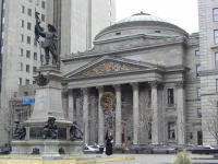 メゾヌーブの像とモントリオール銀行。でっかいクリスマスリースが飾られてたわ。