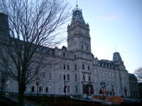 州議事堂。一瞬窓に見える建物の黒い部分に、人の像がある。