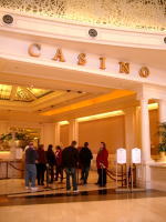 賭博場入り口。高級ホテルの雰囲気よ。